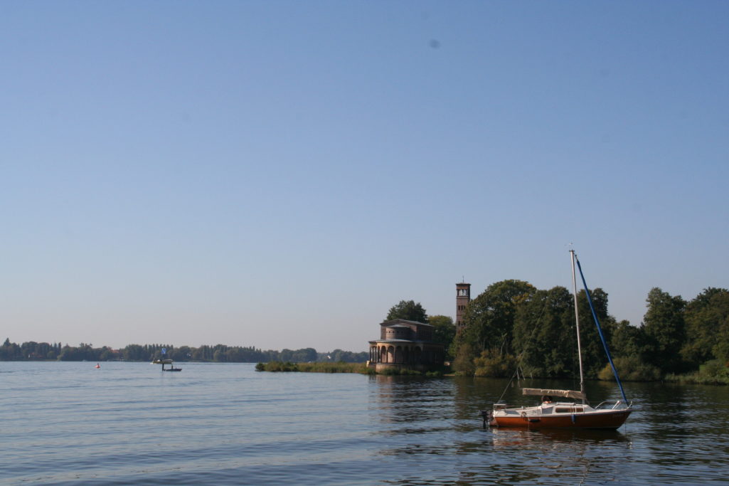 Blick auf die Heilandskirche in Sacrow